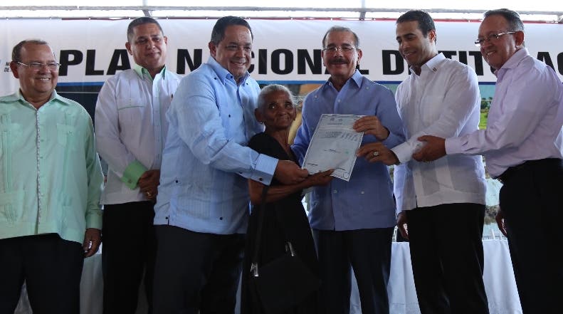 Danilo Medina garantiza dará títulos a parceleros