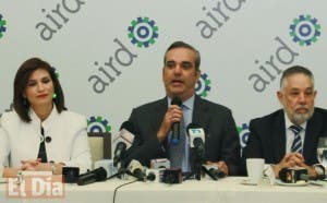 Luis Abinader acusa Danilo Medina de tener comando de campaña en Palacio