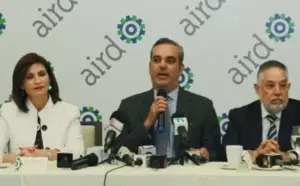 Luis Abinader acusa Danilo Medina de tener comando de campaña en Palacio