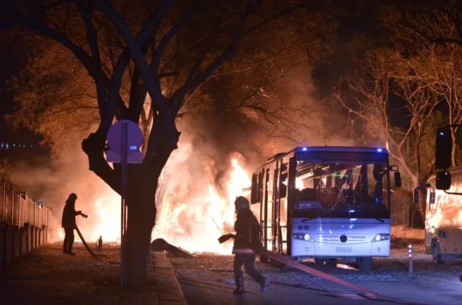 Un atentado contra un convoy militar turco deja al menos 28 muertos en Ankara