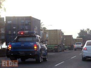 Traslado de 10 furgones bajo extremas medidas seguridad causa asombro en conductores