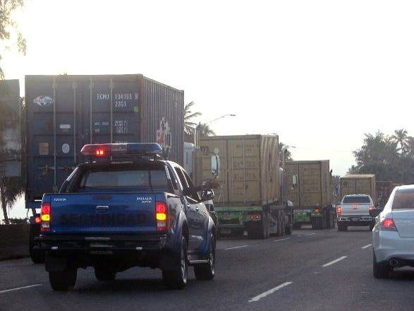 Traslado de 10 furgones bajo extremas medidas seguridad causa asombro en conductores