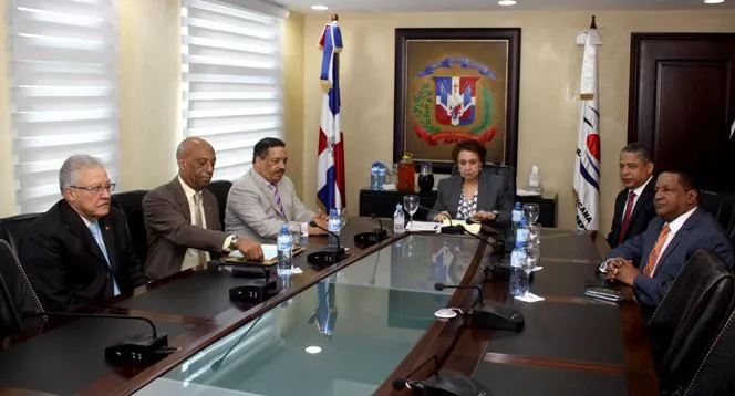 La presidenta de la Cámara de Cuentas, Licelott Marte de Barrios en el encuentro que sostuvo el Pleno de esa institución con el presidente de la JCE, Roberto Rosario.