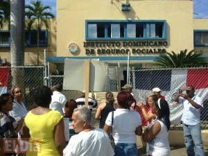 Empleados del IDSS protestan en demanda de nombramientos