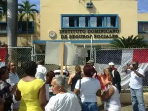 Empleados del IDSS protestan en demanda de nombramientos