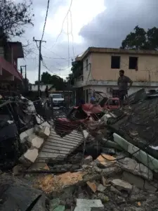 Explosión deja al menos doce heridos, casas desplomadas y edificio de tres pisos colapsado