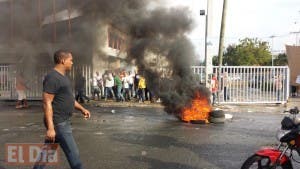 Vendedores del mercado de Villa Consuelo protestan contra los apagones