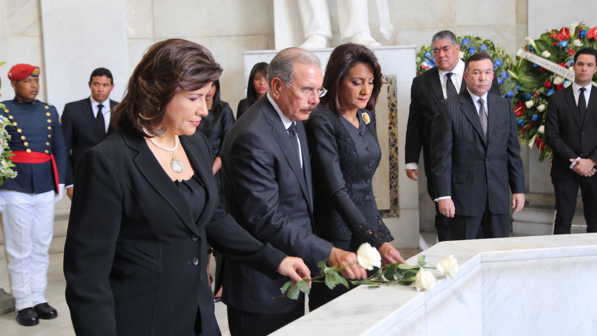 Presidente Danilo Medina deposita ofrenda floral en Altar de la Patria