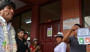 Queman material electoral en este de Bolivia por retraso en inicio votación