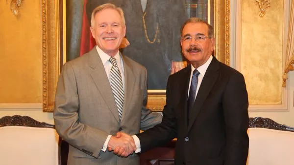 Danilo Medina recibe al secretario de la Marina de EE.UU