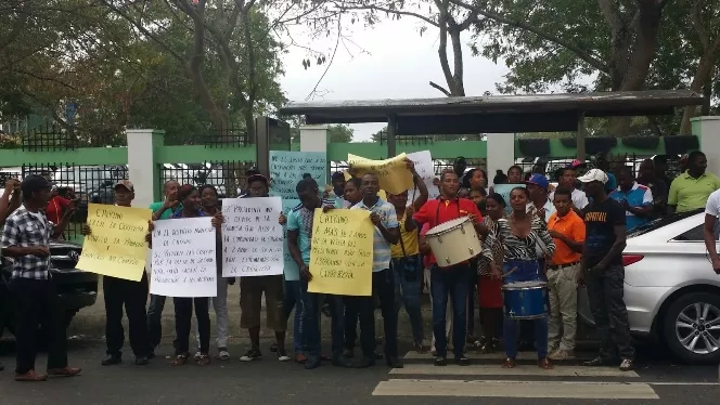 Residentes en Chirino protestan por arreglo de calles frente a Obras Públicas