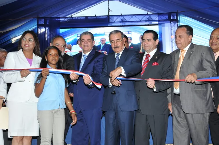 Danilo Medina entrega tres escuelas y catedral de SFM remozada