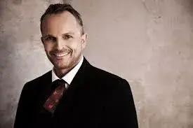 Bosé encanta con “Amo” a un Quito que sigue apasionado por el Amante bandido