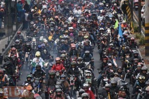 Miles de guatemaltecos peregrinan en motocicleta para adorar al Cristo Negro