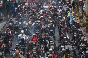 Miles de guatemaltecos peregrinan en motocicleta para adorar al Cristo Negro