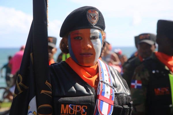 Danilo Medina encabeza desfile militar en malecón de Santo Domingo