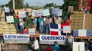 Productores de arroz y banano paralizan tránsito en demanda de una presa en Guayubín