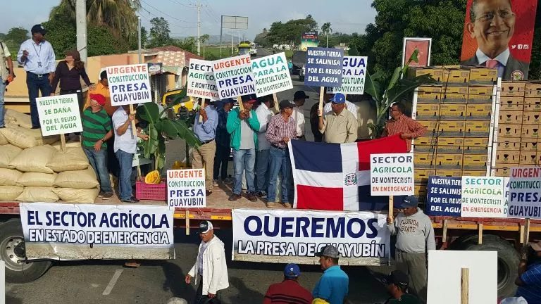 Productores de arroz y banano paralizan tránsito en demanda de una presa en Guayubín