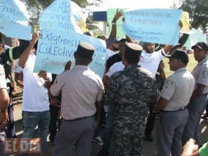 Empleados de Menzies Aviation protestan frente al AILA