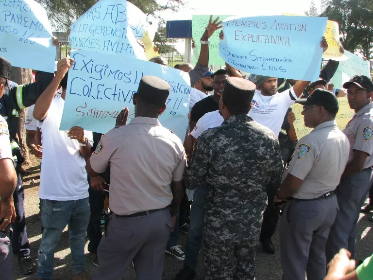 Empleados de Menzies Aviation protestan frente al AILA