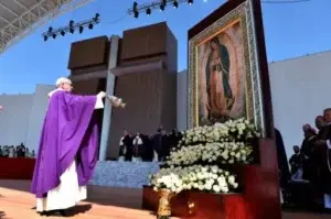 «Con el demonio no se dialoga», dice Papa en misa en violento suburbio mexicano