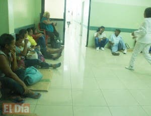 Autoridades buscan solución a caos en hospital Moscoso Puello; médicos piden cierre