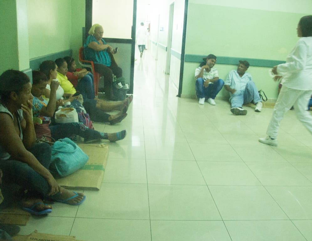 Autoridades buscan solución a caos en hospital Moscoso Puello; médicos piden cierre