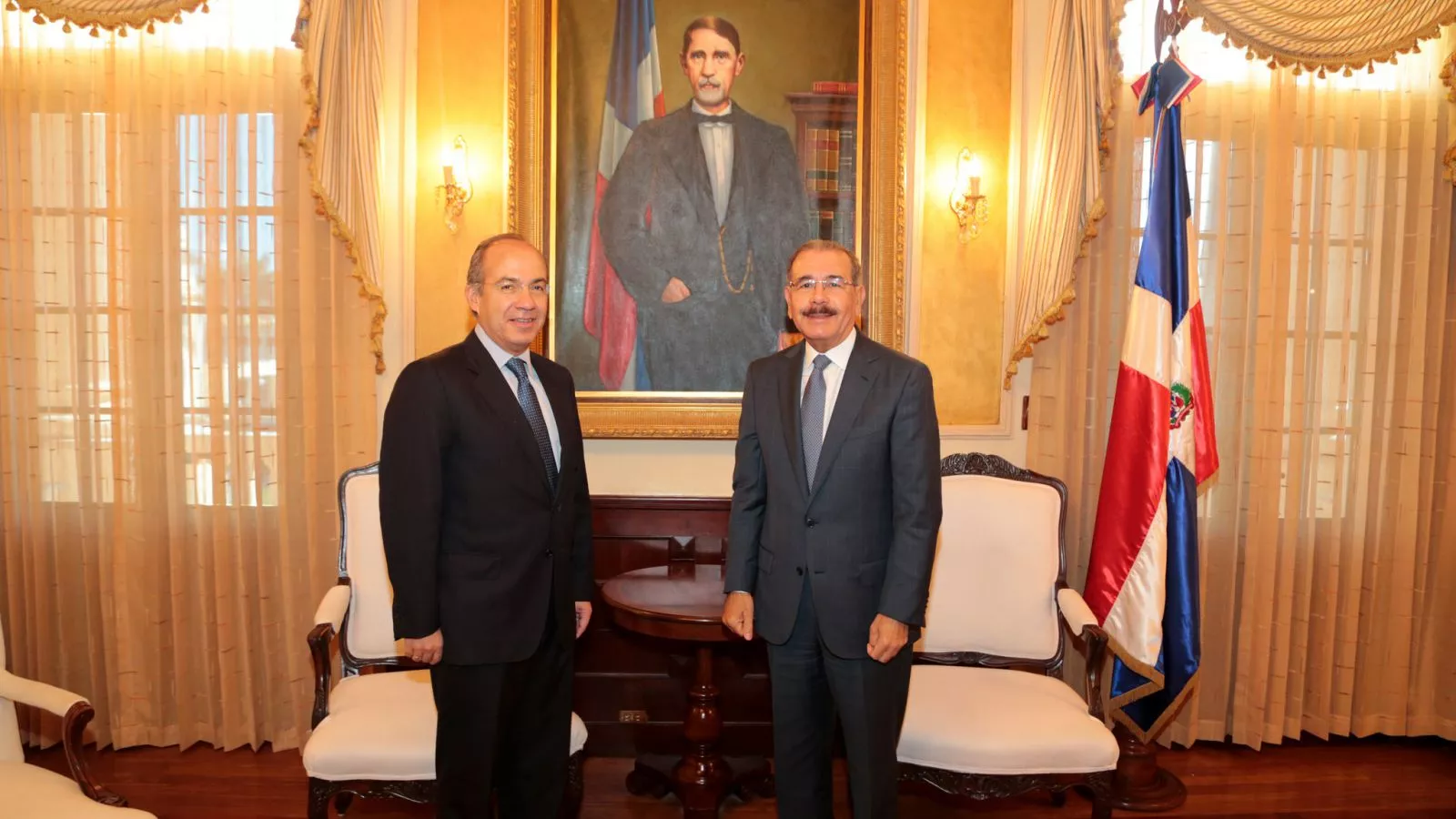 Presidente Danilo Medina recibe a expresidente mexicano Felipe Calderón