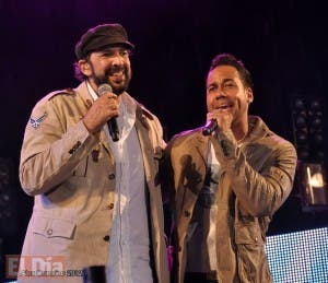 Juan Luis Guerra  y Romeo Santos de frente en premios Lo Nuestro