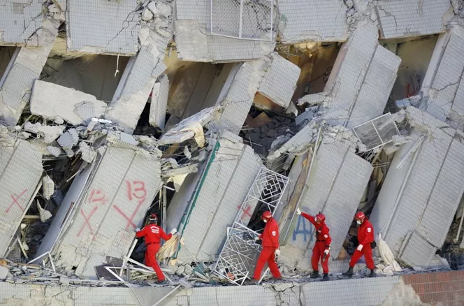 Taiwán busca sobrevivientes en edificio derruido tras terremoto