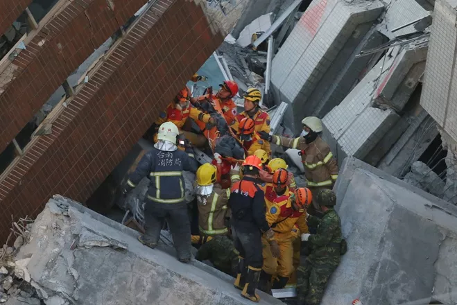 Rescatan a sobrevivientes dos días después de sismo en Taiwán