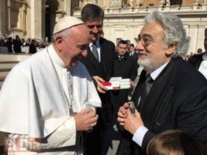 Plácido Domingo saludó al papa y cantó en la Plaza de San Pedro