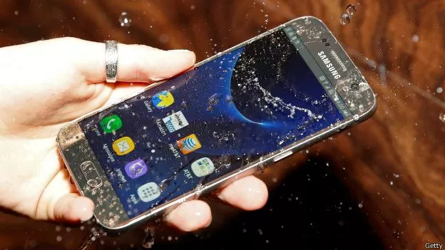 Samsung S7 vs. iPhone 6S: ¿qué celular resiste mejor los golpes y el agua?