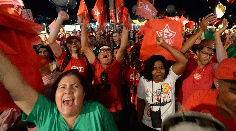 Miles participan en manifestaciones a favor de Lula y Dilma Rousseff