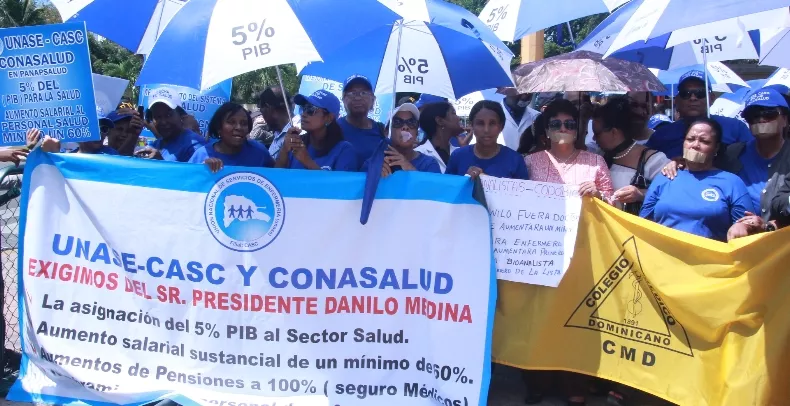 Médicos realizan protesta muda frente al Palacio Nacional