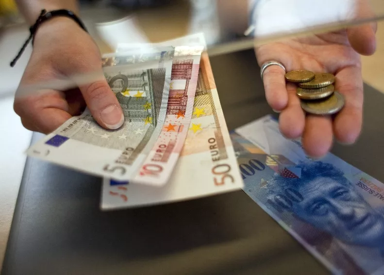 BAJADA DEL EURO TRAS LA DECISIÓN DEL BNS DE LEVANTANR MEDIDA QUE GARANTIZABA TIPO CAMBIO MÍNIMO DE FRANCO SUIZO FRENTE A EURO