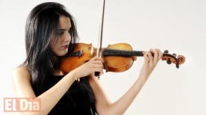 Joven violinista dominicana Aisha Syed lleva la música clásica por el mundo