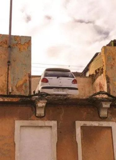 Un carro en la azotea de una casa