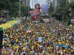 Una multitud exige destitución de Dilma