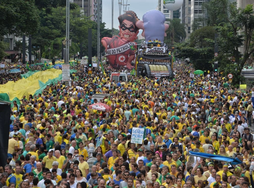 Una multitud exige destitución de Dilma