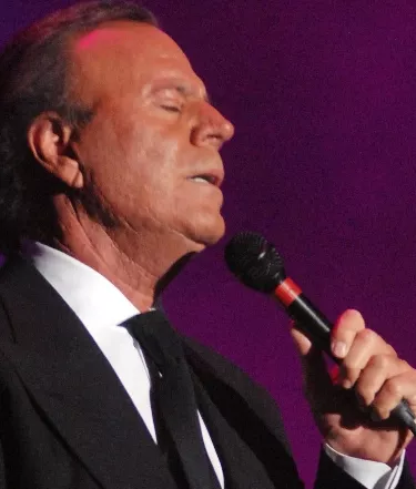 Julio Iglesias cancela  shows hasta mayo