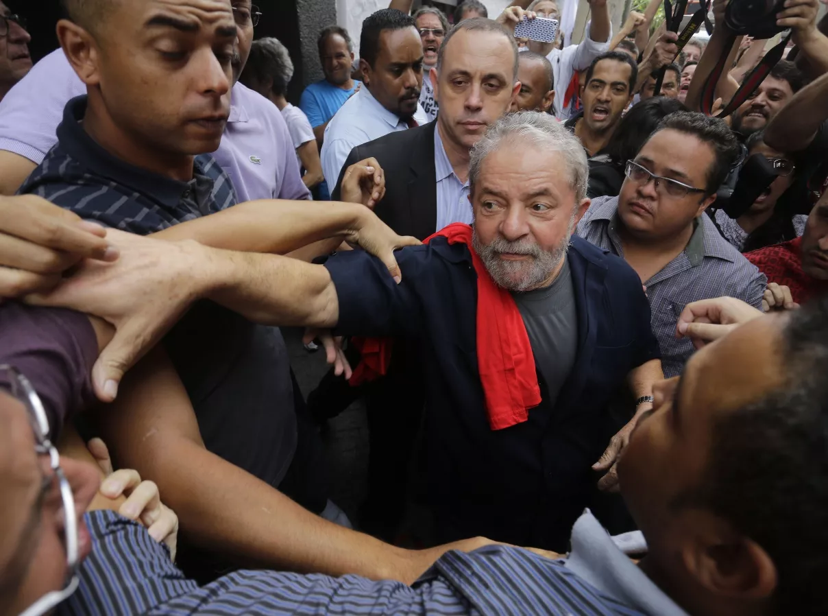 Lula acepta cargo por crisis en el gobierno