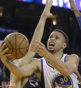 Stephen Curry impone récord de triples en la NBA