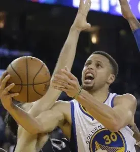 Stephen Curry impone récord de triples en la NBA