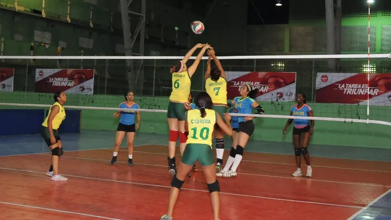 Unapec y Unev se van delante en Voleibol de los Juegos Universitarios