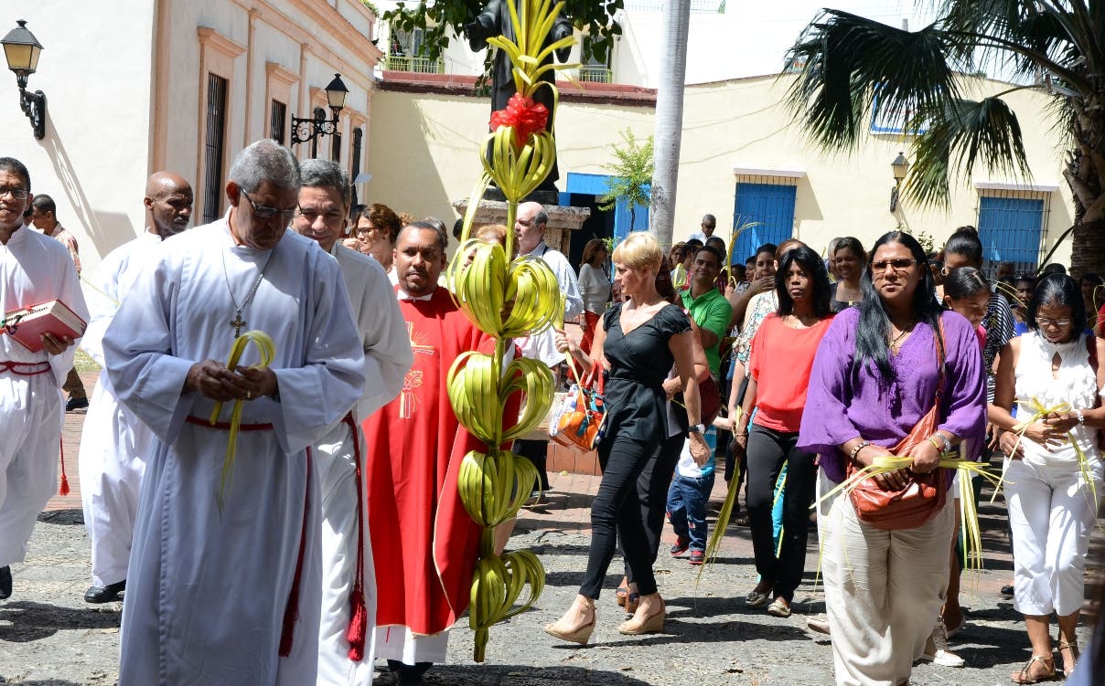 Fray critica caravanas a inicio Semana Santa