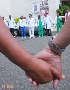 Gremios médicos realizan  cadena humana en hospitales