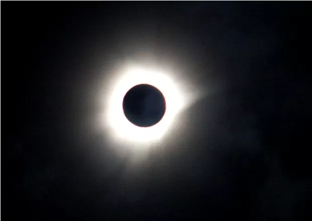 Miles de personas asisten en Indonesia al único eclipse total de sol de 2016