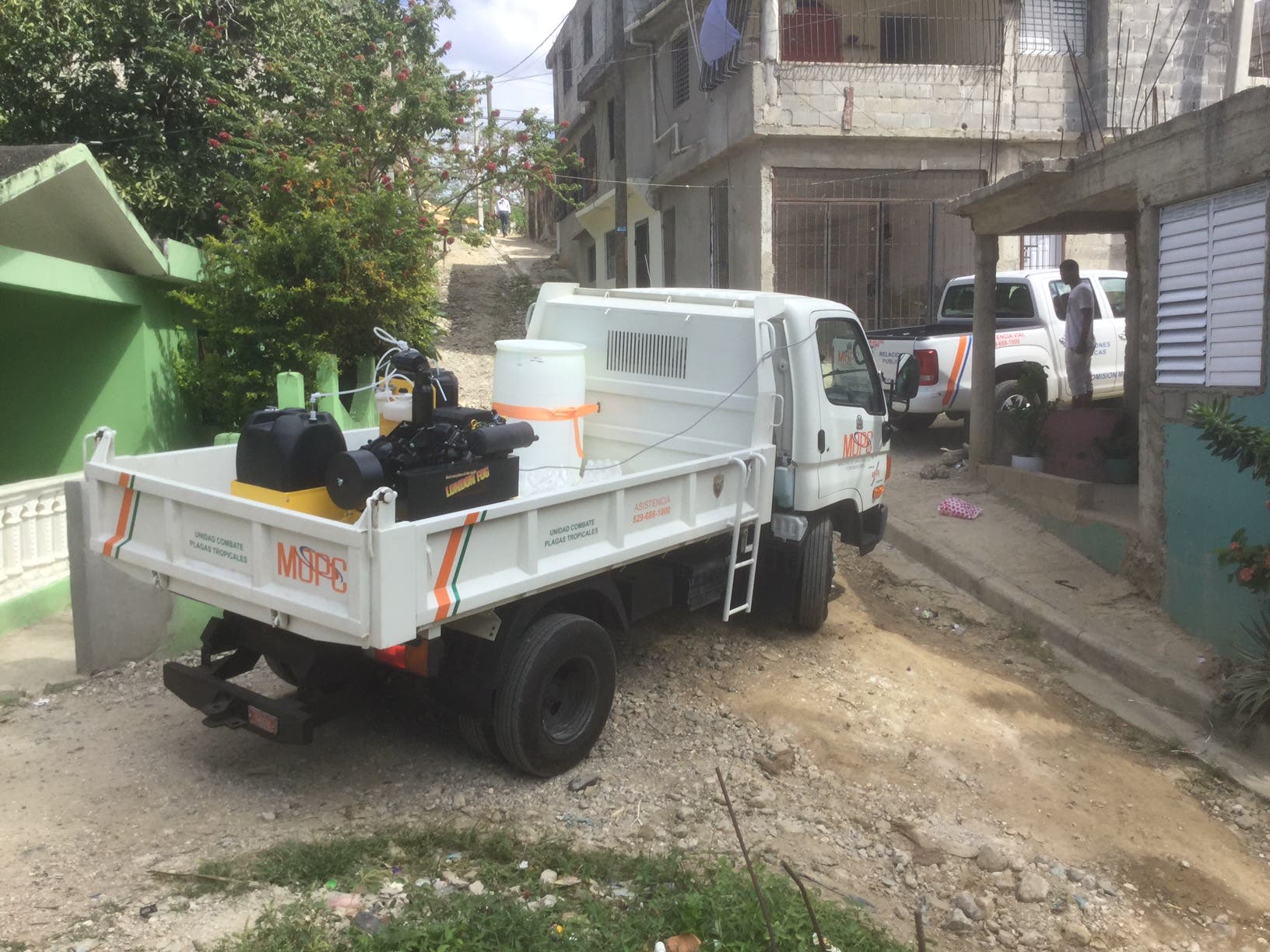 Obras Públicas estrena equipo de fumigación en San Cristóbal