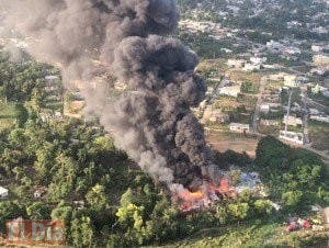 Incendio consume depósito de plásticos en Los Alcarrizos